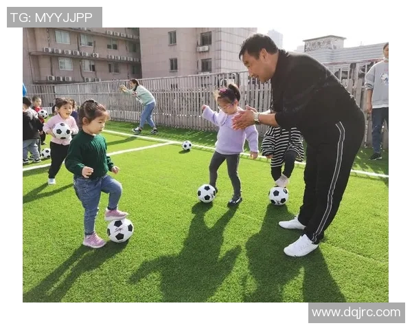 足球明星与孩子们的快乐踢球时光精彩瞬间分享